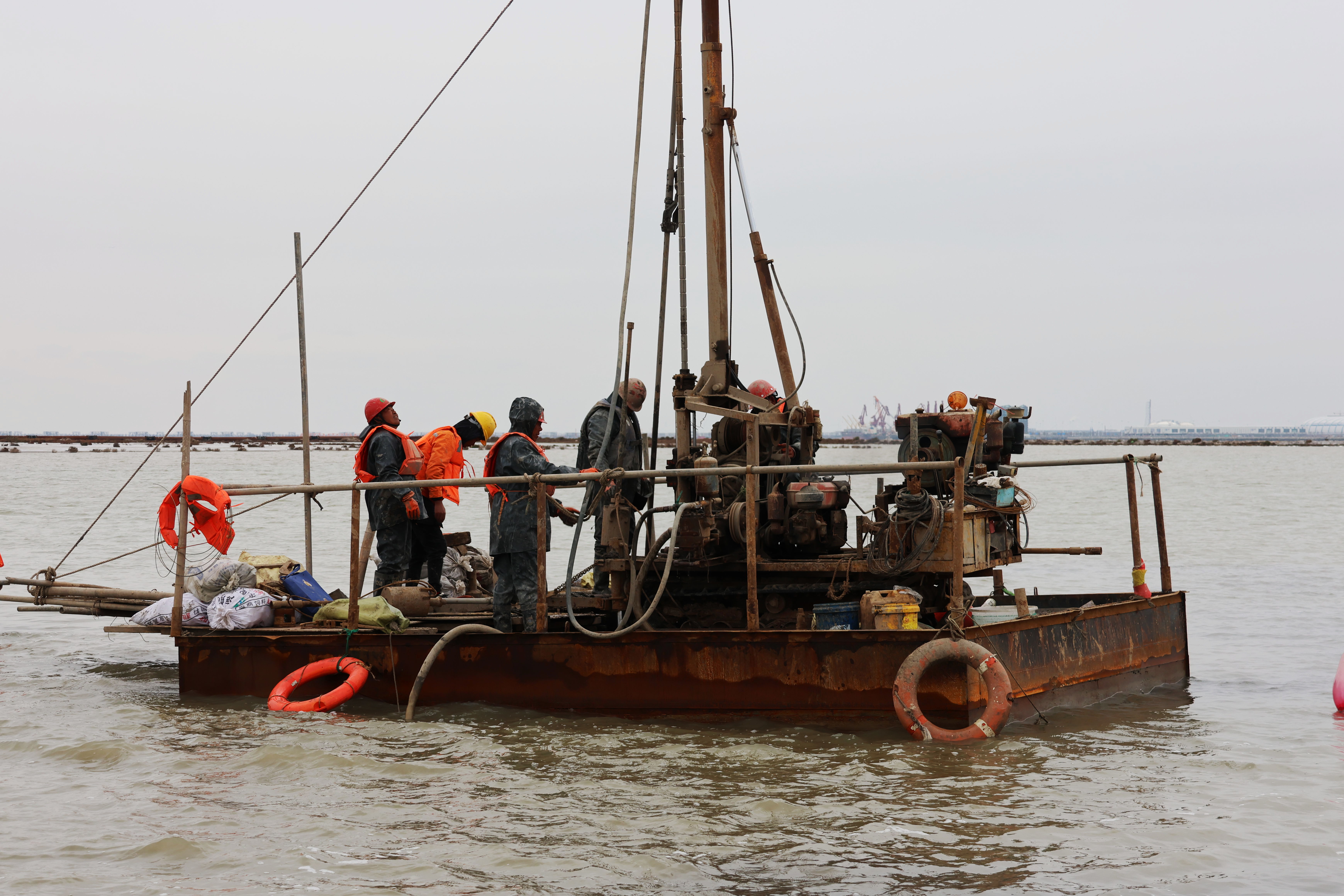 向未来港区，递交一份大地“答卷” ——直击连云港港徐圩港区超厚吹填区地质勘察现场
