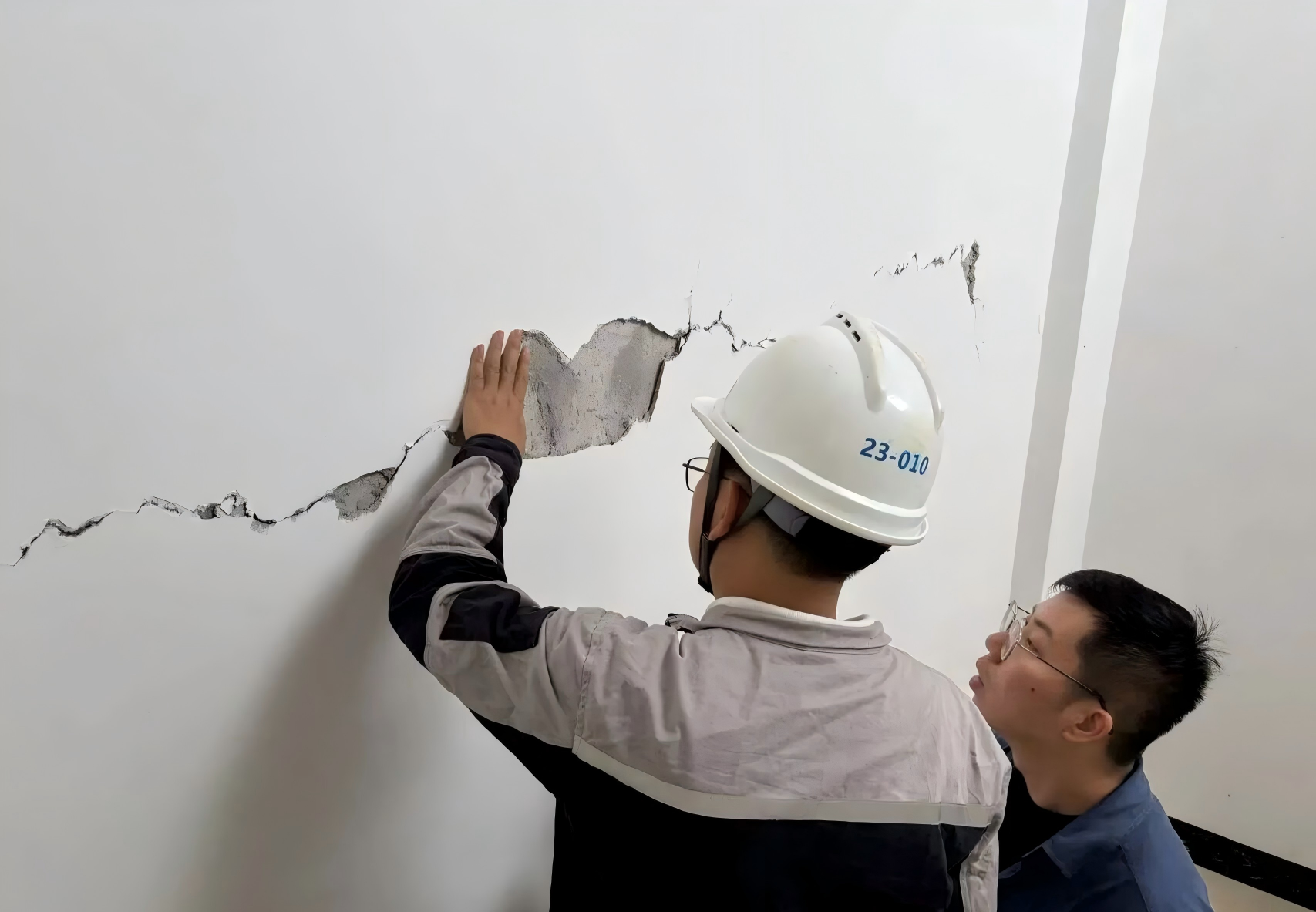 2.应急抢险小组对横山站主控楼建筑结构排查.png