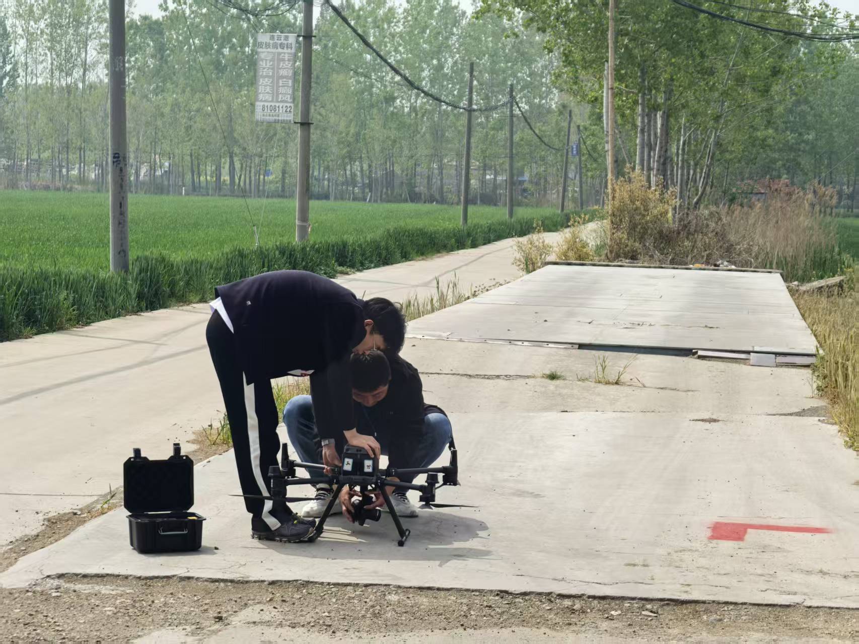 图为无人机操作人员安装无人机挂载相机.jpg