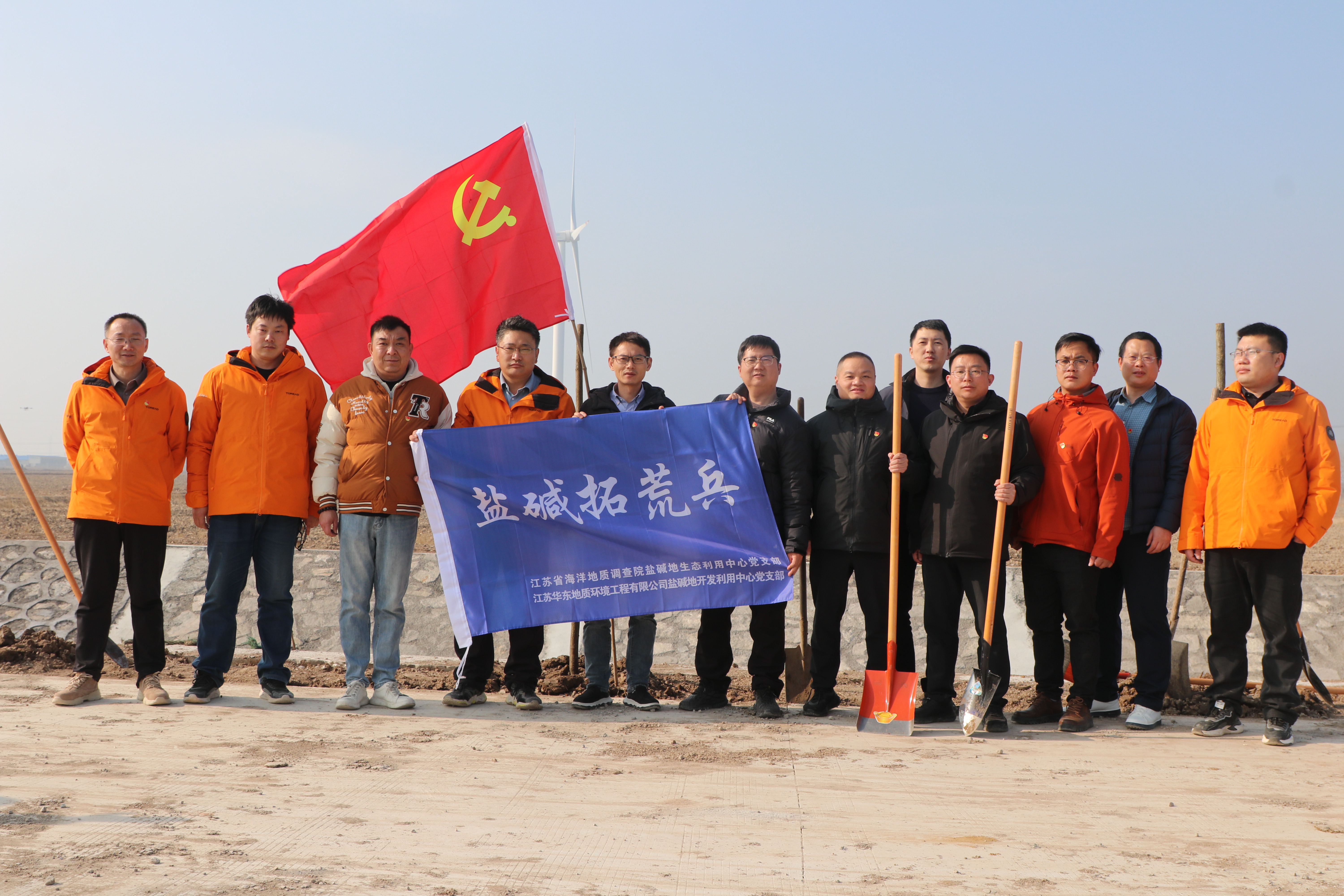 党建引领聚合力 植树护绿当先锋 (3).JPG