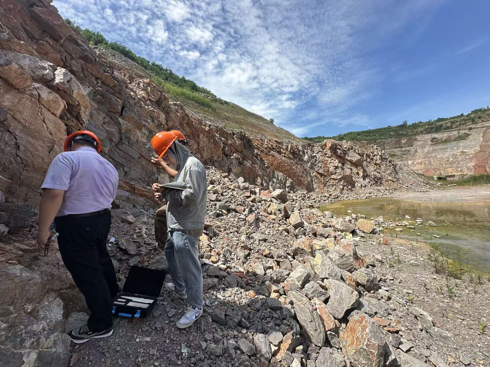 照片1--溧阳市飞家山水泥用灰岩矿区边坡工程地质勘察及边坡稳定性评价.jpg